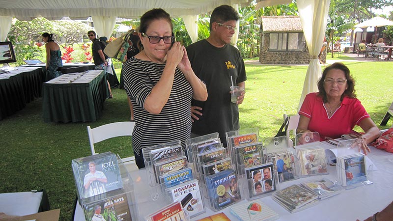 Sandy with Greg and Bernice Mau at the 2015 Maui Steel Guitar Festival