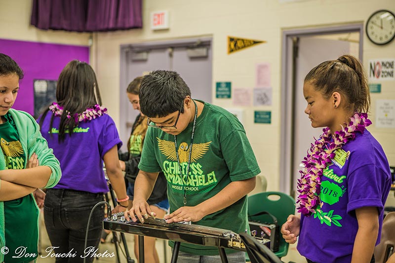 Joey Misailidis with a student at a 2018 Chiefess Kamakahelei Middle School (Kaua&lsquo;i) school visitation